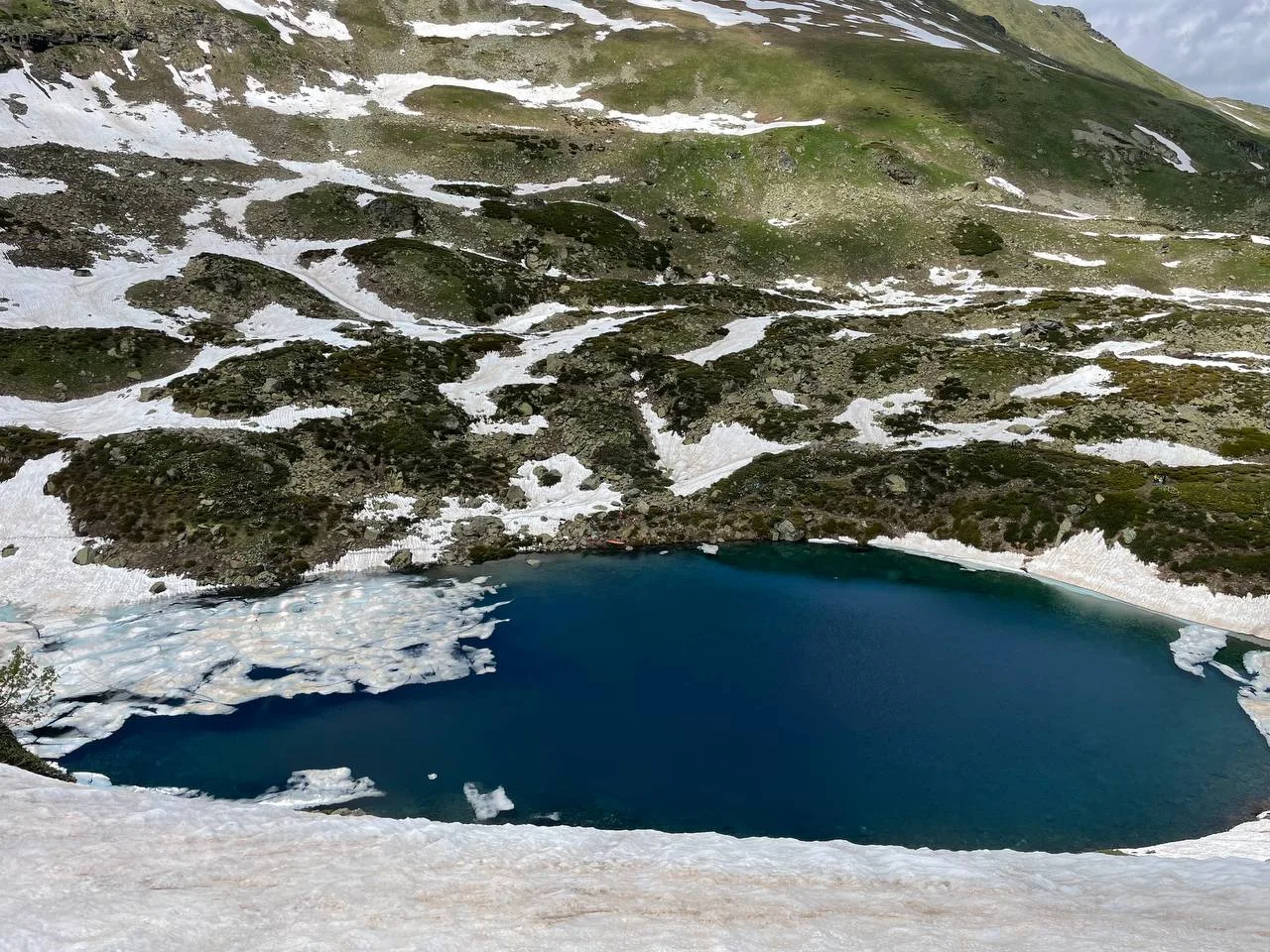 Jeep tour to Dukka lakes — high-mountain lake in the Bolshaya Dukka valley