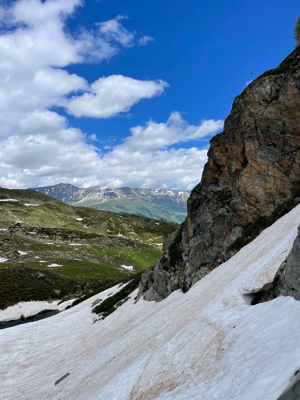 Jeep tour to Dukka lakes — mountain cirque above Dukka lakes