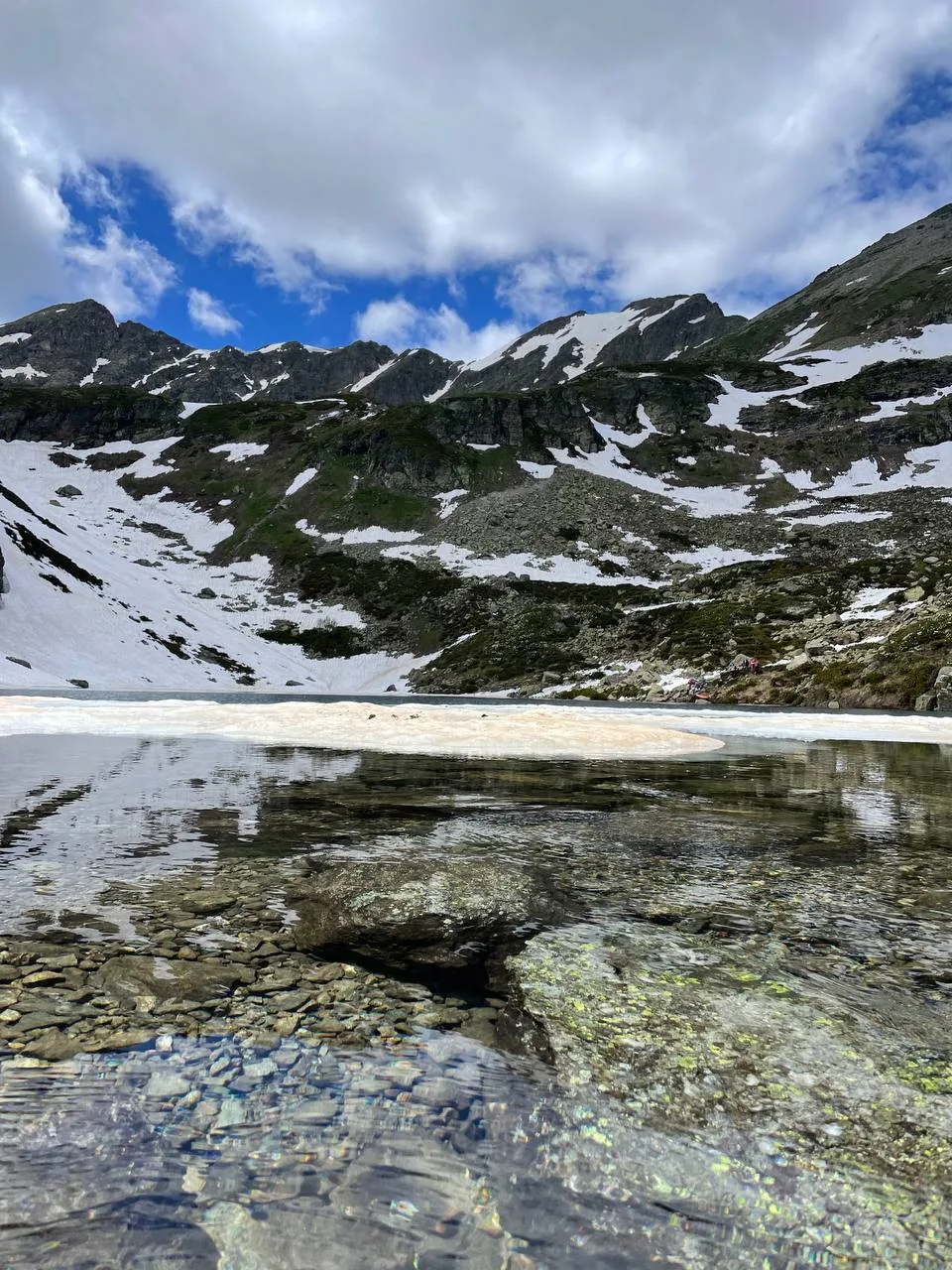 Jeep tour to Dukka lakes — summer snow on the route to the lakes