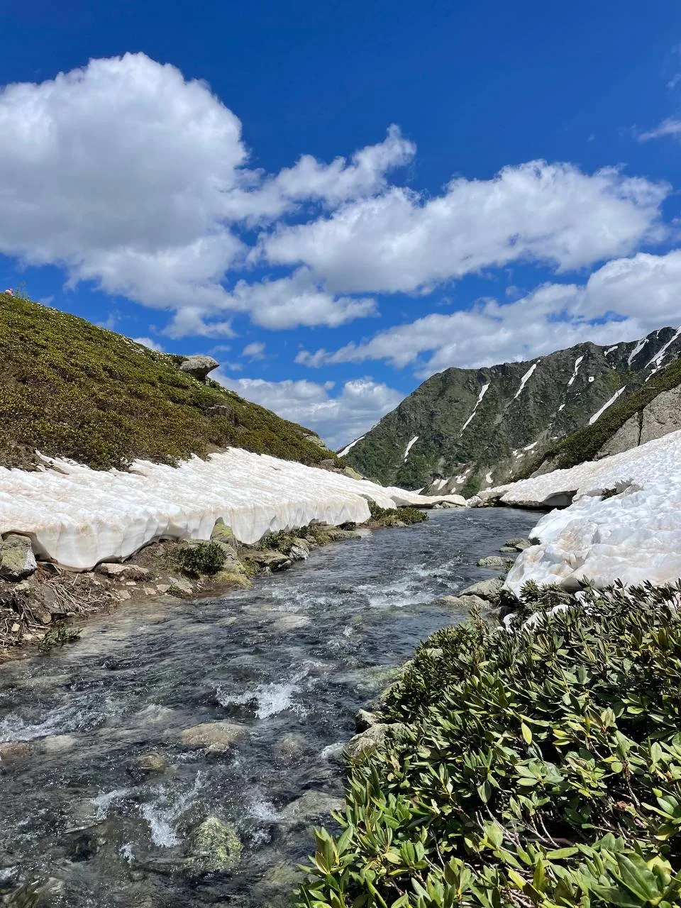 Jeep tour to Dukka lakes — snow patch by the lake on the route
