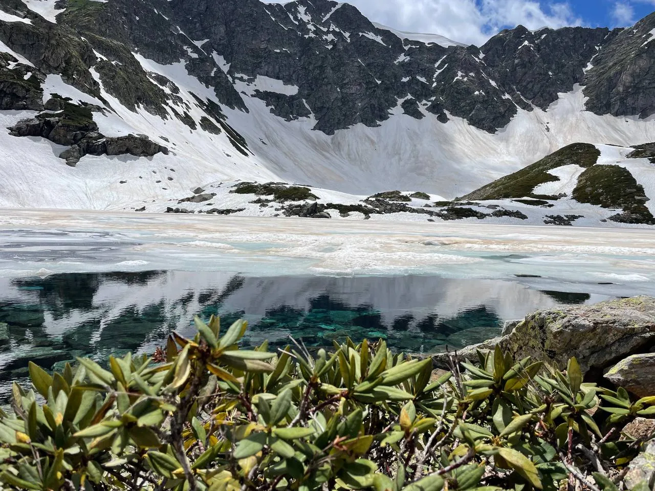 Jeep tour to Dukka lakes — snowy shore of Dukka lakes
